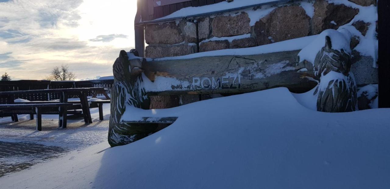 Hotel A Restaurace Pomezi Cínovec Exteriör bild